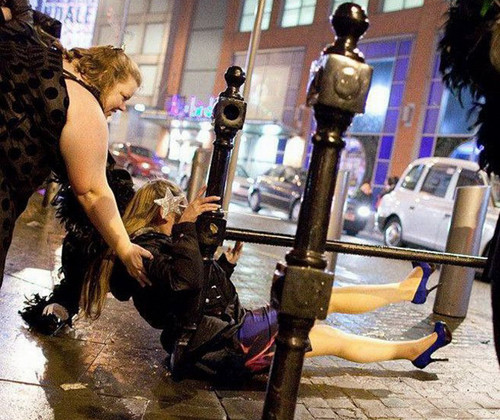 Đã yếu thì bớt ra gió nhé các chị em.