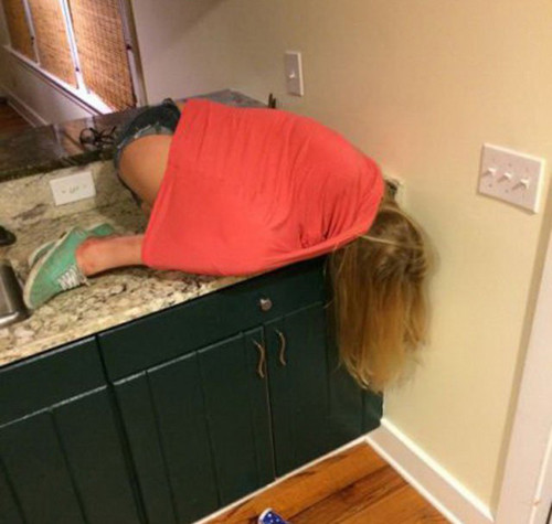 Sao cái giường hôm nay bỗng bé lại vừa bằng một cô gái thế.