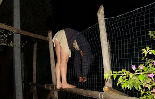 Ai đang kéo bụng tôi vậy, thả tay ra mau.