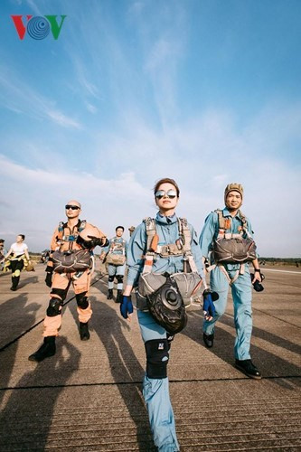 Nữ vận động viên nhảy dù rơi tự do đầu tiên tại Việt Nam hình ảnh 7 Nu van dong vien nhay du roi tu do dau tien tai Viet Nam hinh anh 7