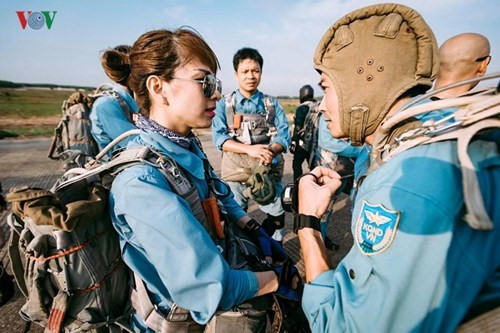 Nữ vận động viên nhảy dù rơi tự do đầu tiên tại Việt Nam hình ảnh 6 Nu van dong vien nhay du roi tu do dau tien tai Viet Nam hinh anh 6