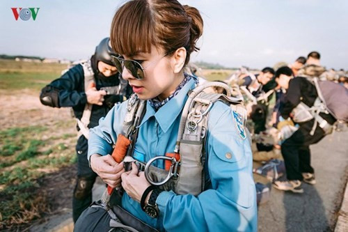 Nữ vận động viên nhảy dù rơi tự do đầu tiên tại Việt Nam hình ảnh 5 Nu van dong vien nhay du roi tu do dau tien tai Viet Nam hinh anh 5