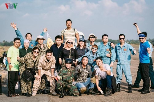 Niềm vui bên đồng đội sau mỗi cuộc nhảy dù. Nu van dong vien nhay du roi tu do dau tien tai Viet Nam hinh anh 14