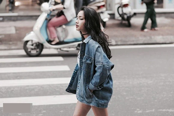 Đỉnh cao mặc denim jacket của của Phạm Hương, Hoàng Thùy Linh là đây