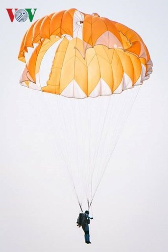 Nữ vận động viên nhảy dù rơi tự do đầu tiên tại Việt Nam hình ảnh 10 Nu van dong vien nhay du roi tu do dau tien tai Viet Nam hinh anh 10