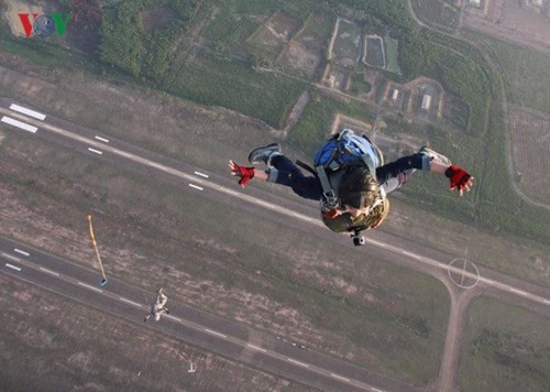 Nữ vận động viên nhảy dù rơi tự do đầu tiên tại Việt Nam hình ảnh 9 Nu van dong vien nhay du roi tu do dau tien tai Viet Nam hinh anh 9