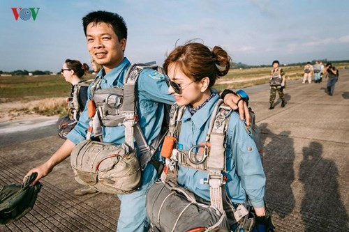Nữ vận động viên nhảy dù rơi tự do đầu tiên tại Việt Nam hình ảnh 8 Nu van dong vien nhay du roi tu do dau tien tai Viet Nam hinh anh 8