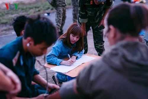 Một buổi tập nhảy dù được bắt đầu vào lúc 5h sáng bằng việc đo huyết áp và các vận động viên ký tên vào sổ phi công nhảy dù của ngày hôm đó. Nu van dong vien nhay du roi tu do dau tien tai Viet Nam hinh anh 1