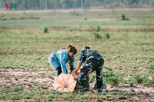 Nữ vận động viên nhảy dù rơi tự do đầu tiên tại Việt Nam hình ảnh 11 Nu van dong vien nhay du roi tu do dau tien tai Viet Nam hinh anh 11