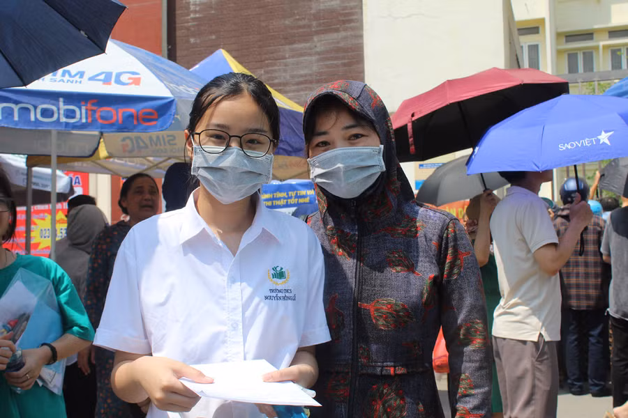 Nữ sinh Nguyễn Tú Lam, Trường THCS Nguyễn Hồng Lễ vui vẻ bên mẹ, sau khi hoàn thành môn thi đầu tiên. Ảnh: Lường Toán.
