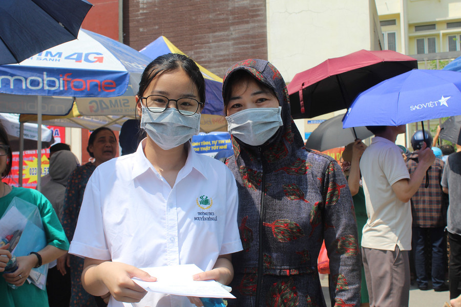 Nữ sinh Nguyễn Tú Lam, Trường THCS Nguyễn Hồng Lễ vui vẻ bên mẹ, sau khi hoàn thành môn thi đầu tiên. Ảnh: Lường Toán. Nữ sinh Nguyễn Tú Lam, Trường THCS Nguyễn Hồng Lễ vui vẻ bên mẹ, sau khi hoàn thành môn thi đầu tiên. Ảnh: Lường Toán.