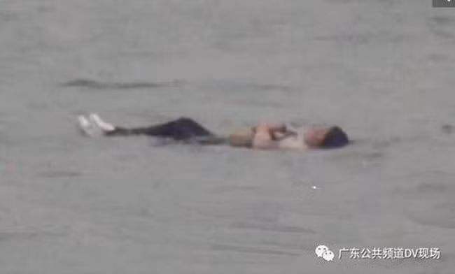 Bi hài người phụ nữ nhảy xuống sông tự tử nhưng không thành vì lý do bất ngờ 