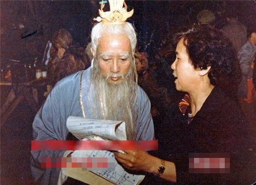 Thái Bạch Kim Tinh tranh thủ ôn bài trước giờ gặp Tề Thiên Đại Thánh. hau-truong-hai-huoc-cua-phim-tay-du-ky-1986-phan-2-2