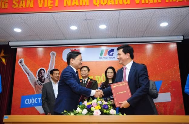 Bí thư Trung ương Đoàn Nguyễn Anh Tuấn và ông Đoàn Hồng Lam- Chủ tịch IIG Việt Nam trao thỏa thuận hợp tác