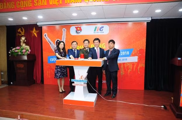 Đại diện lãnh đạo các cơ quan, tổ chức nhấn nút khởi động cuộc thi vô địch Tin học văn phòng thế giới 2018