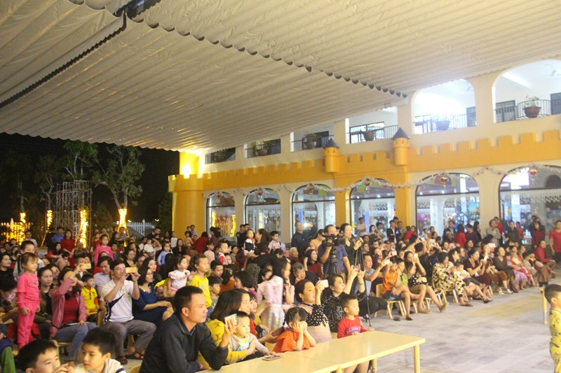 Khán đài chật cứng các phụ huynh đưa con đến đón giáng sinh tại trường