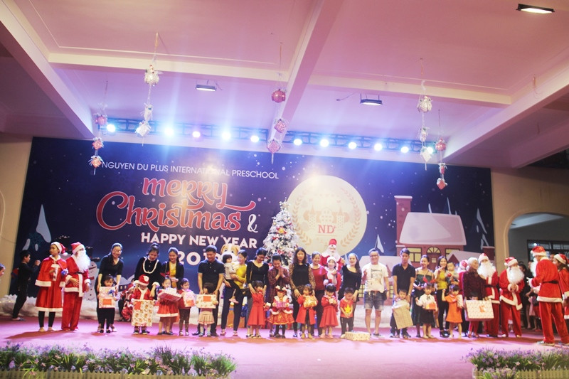 Một đêm đón giáng sinh ấm áp, vui vẻ tại trường quốc tế Nguyễn Du Plus.