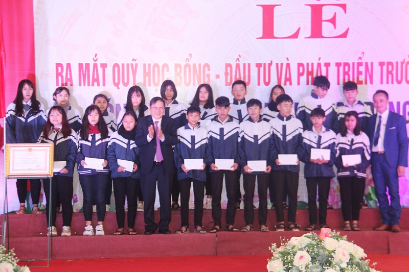 Thứ trưởng Nguyễn Viết Tiến, trao tặng học bổng cho học sinh tại trường.