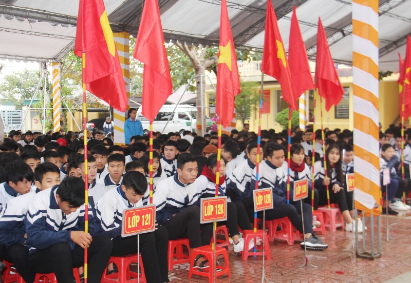 Hàng nghìn học sinh tham dự.