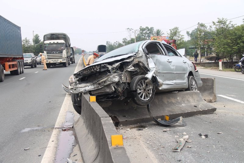 Vụ tai nạn khiến 2 người bị thương nặng. Vụ tai nạn khiến 2 người bị thương nặng.