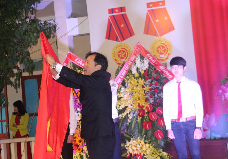 Ông Hoàng Trung Dũng, Trưởng ban Tuyên giáo Tỉnh ủy gắn Huân chương...