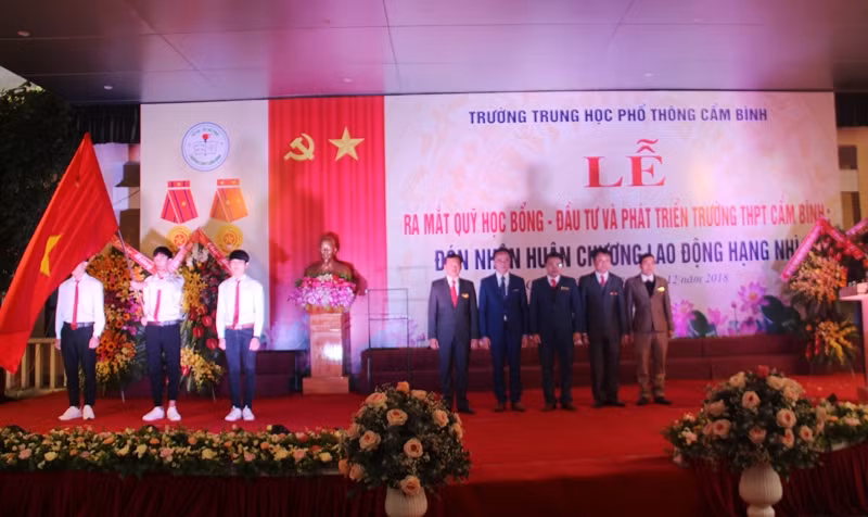 Trường đón nhận Huân chương Lao động hạng Nhì.