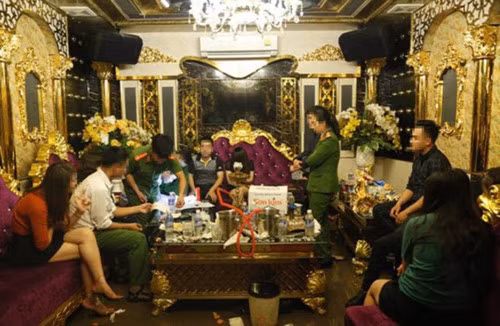 Đình chỉ công tác nữ giáo viên, phó GĐ ngân hàng Agribank tham gia "tiệc" ma túy tại quán karaoke