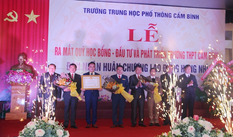 Và trao chứng nhận cho Ban giám hiệu nhà trường.