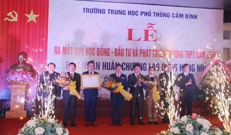 Và trao chứng nhận cho Ban giám hiệu nhà trường.