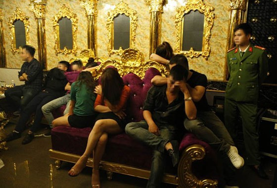 Các đối tượng bị bắt giữ trong lúc đang tổ chức sinh nhật tại quán karaoke.