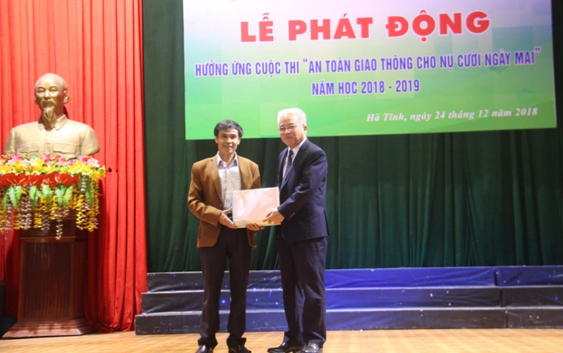 Tặng quà tại buổi lễ phát động