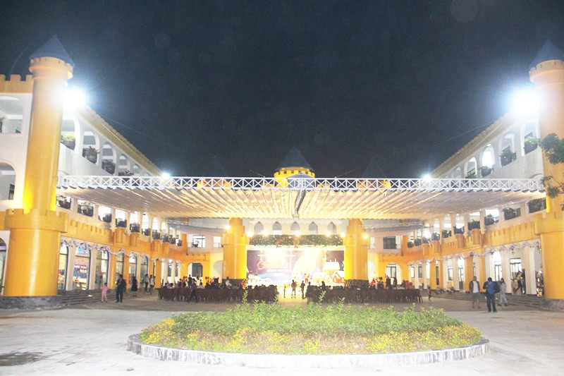 Ngôi trường được ví như "lâu đài vàng" đẹp lung linh trong đêm Giáng sinh.