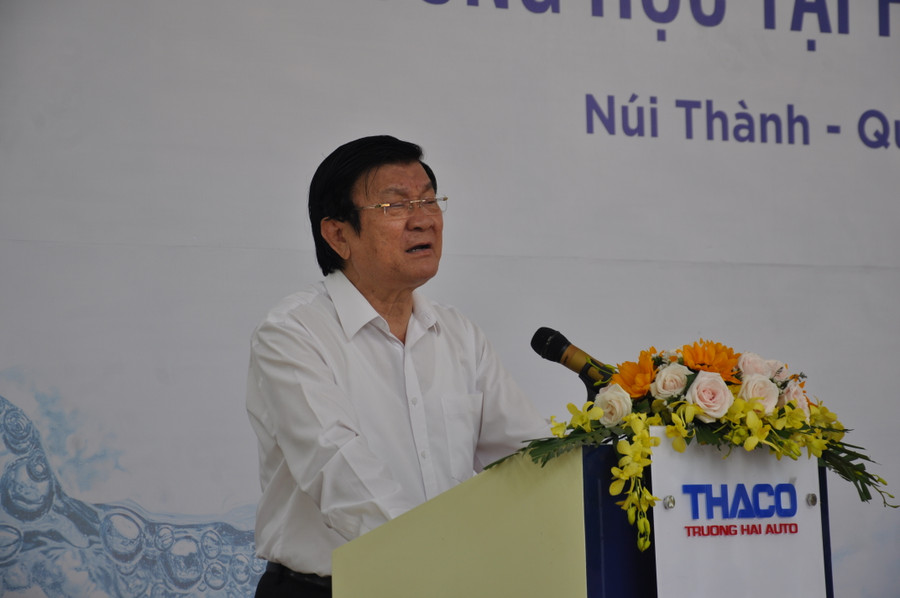 Nguyên Chủ tịch nước Trường Tấn Sang phát biểu chia sẻ niềm vui với giáo viên, học sinh khi đón nhận máy lọc nước.