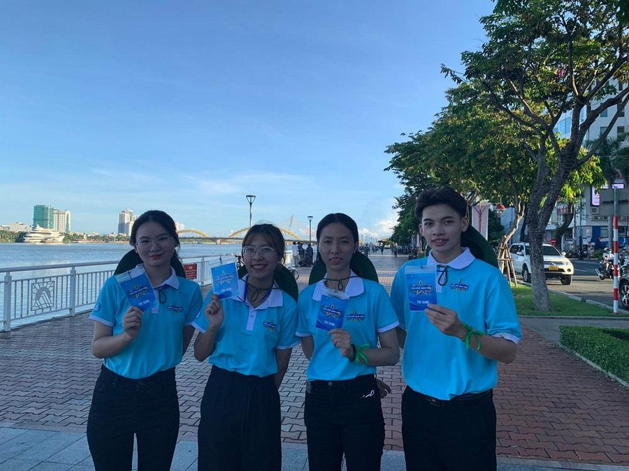 Thái Linh (ngoài cùng bên trái) tham gia các hoạt động tại Chung kết Hội thi Thủ lĩnh sinh viên được tổ chức tại Đà Nẵng Thái Linh (ngoài cùng bên trái) tham gia các hoạt động tại Chung kết Hội thi Thủ lĩnh sinh viên được tổ chức tại Đà Nẵng