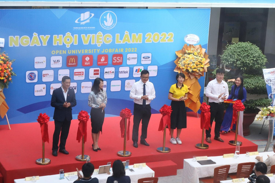 Ban tổ chức cắt băng khánh thành tại Ngày hội việc làm 2022 Ban tổ chức cắt băng khánh thành tại Ngày hội việc làm 2022