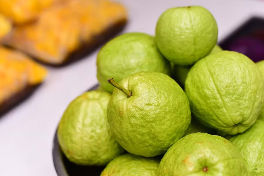 Tốt nhất bạn nên rửa sạch, cắt nhỏ và giữ ổi an toàn trước mọi mối nguy hiểm mà mắt thường không thể phát hiện. (Ảnh: ITN) Tốt nhất bạn nên rửa sạch, cắt nhỏ và giữ ổi an toàn trước mọi mối nguy hiểm mà mắt thường không thể phát hiện. (Ảnh: ITN)