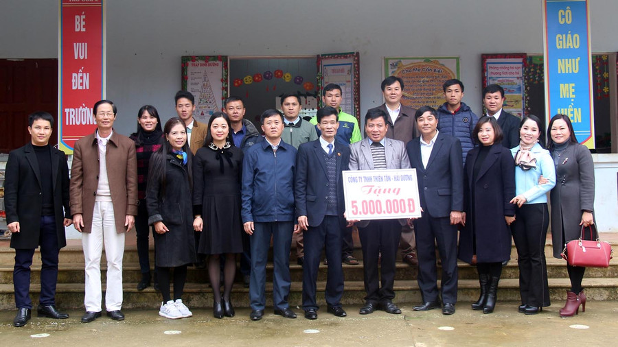 Đại diện Sở GD&ĐT Phú Thọ và các thành viên CLB hiệu trưởng TP Việt Trì trao quà cho trường tiểu học Thu Cúc 2