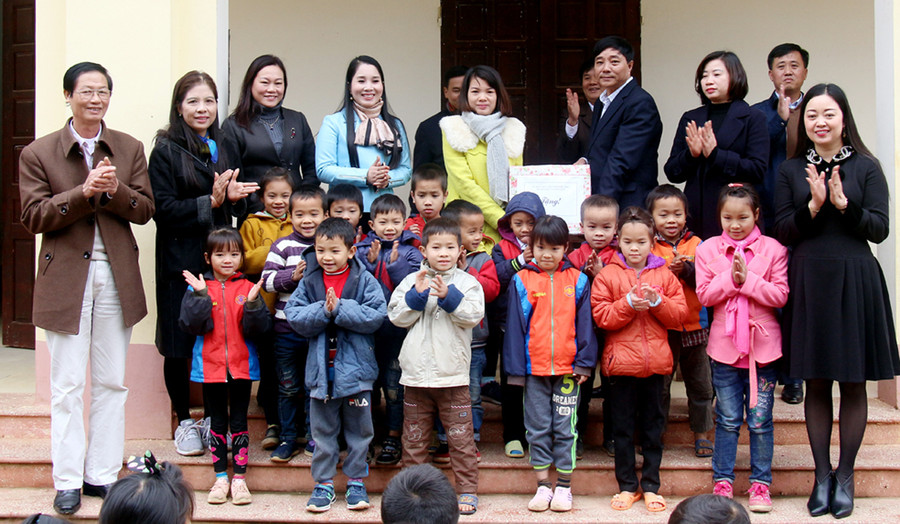 Các em học sinh Trường Tiểu học và THCS Xuân Sơn vui mừng khi nhận được sự quan tâm, sẻ chia của các tổ chức, cá nhân