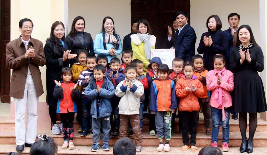 Các em học sinh Trường Tiểu học và THCS Xuân Sơn vui mừng khi nhận được sự quan tâm, sẻ chia của các tổ chức, cá nhân