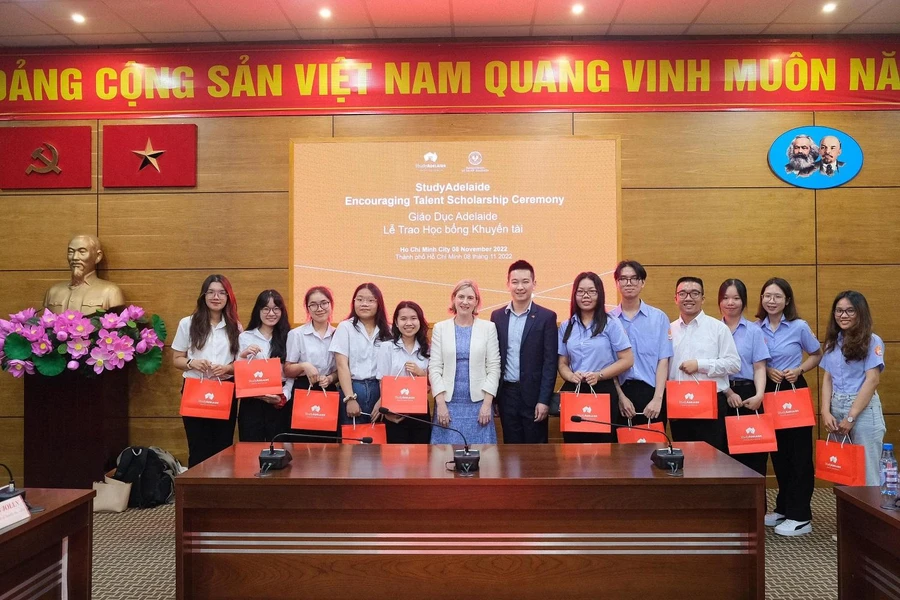 Bà Jane Johnston, Tổng Giám đốc Giáo Dục Nam Úc (StudyAdelaide) trao Học bổng khuyến học cho các sinh viên nghèo vượt khó tại TPHCM.