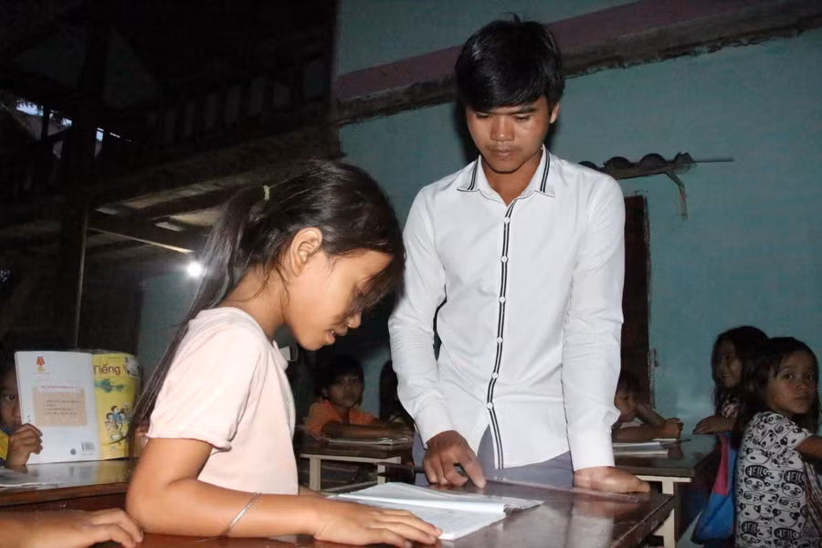 Vợ chồng A Kâm đã mở lớp học miễn phí tại nhà để dạy học cho con em địa phương. - ảnh NĐN.