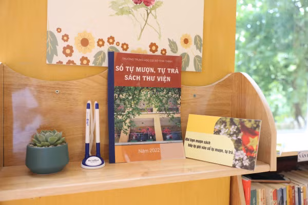 Học sinh đến nếu muốn mang sách về đọc sẽ ghi vào sổ tự mượn, tự trả sách.