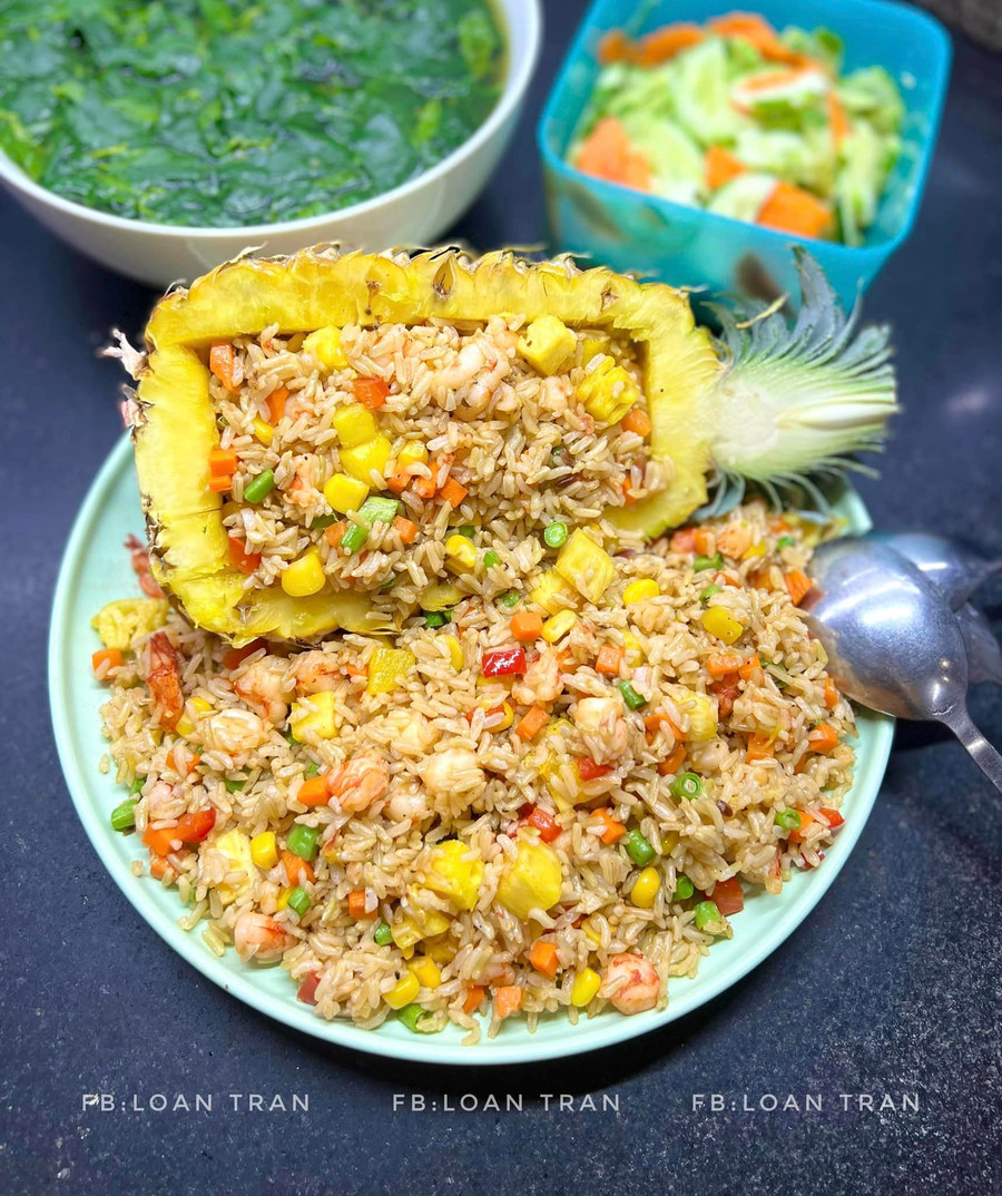 Một dĩa cơm rang tôm dứa siêu ngon.Thêm ít nộm chua ngọt và 1 bát canh rau là xong bữa.