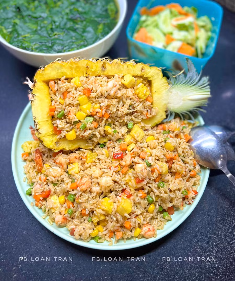 Một dĩa cơm rang tôm dứa siêu ngon.Thêm ít nộm chua ngọt và 1 bát canh rau là xong bữa.