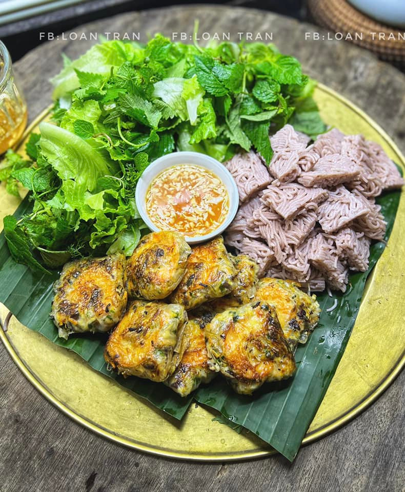 Một mâm bún chả tôm rau củ đổi bữa cho cả nhà đỡ chán cơm.