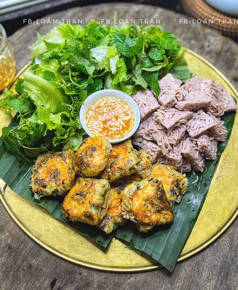 Một mâm bún chả tôm rau củ đổi bữa cho cả nhà đỡ chán cơm.