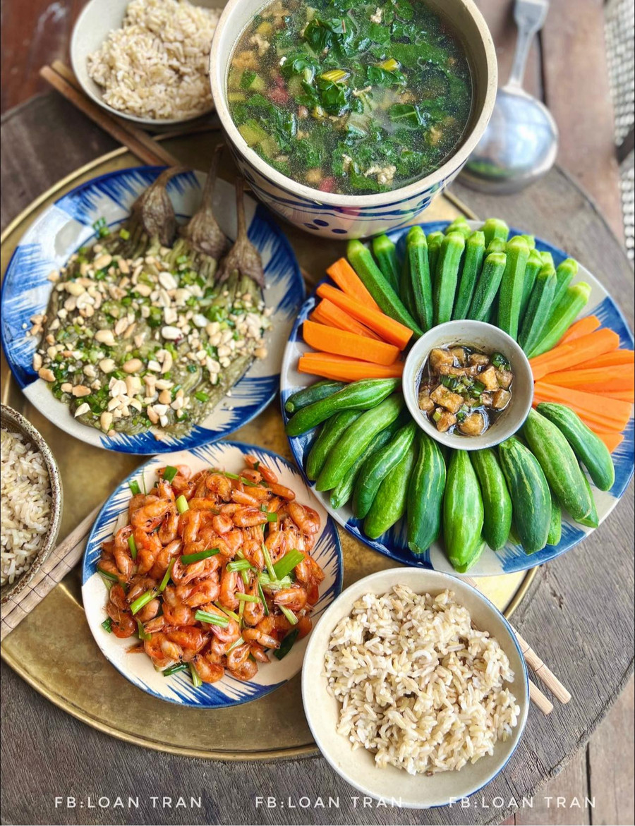 Cơm lứt Ngỗng - Canh cải cầu vồng - Rau củ chấm kho quẹt chay - Cà tím nướng NCKD rưới mỡ hành, lạc rang - Tôm rang chua ngọt.