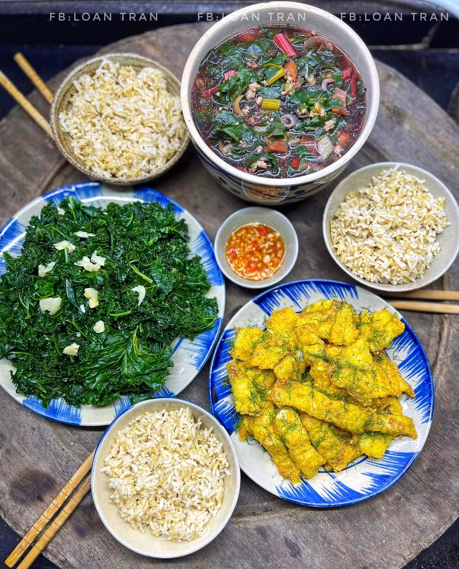 Canh cải cầu vồng - Cải kale xào nước - Cá file chiên NCKD.