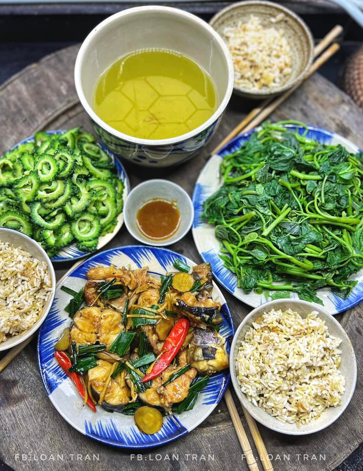 Cá lăng kho sổi với lá gừng, thêm đĩa rau lang luộc chấm nước cá kho, 1 đĩa mướp đắng xào suông.