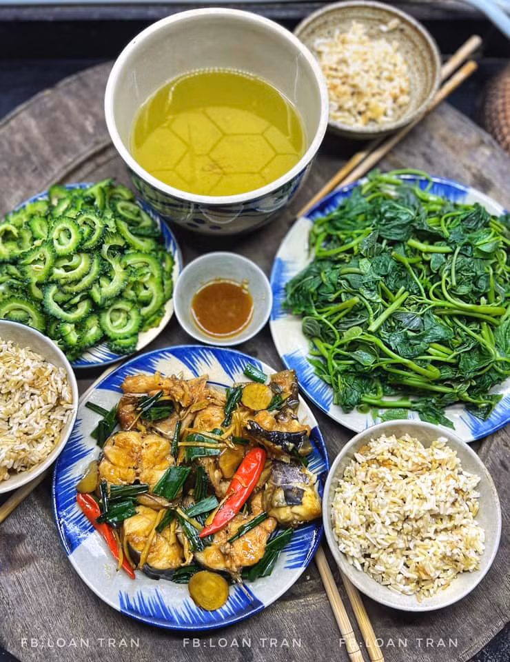 Cá lăng kho sổi với lá gừng, thêm đĩa rau lang luộc chấm nước cá kho, 1 đĩa mướp đắng xào suông.